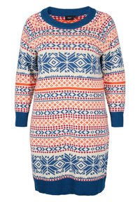 Stickad klänning med rund blå halsringning, med ett flerfärgat geometriskt mönster i röd, blå och orange på en krämfärgad bakgrund.
