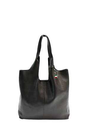 Zwarte leren tote bag met een textuur, open bovenkant en dubbele handvatten. Bevat een kleine drie-kleurige charme aan de strap.