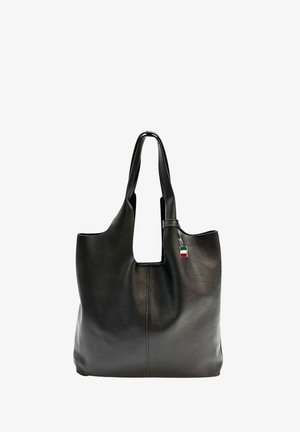 Zwarte leren tote bag met een textuur, open bovenkant en dubbele handvatten. Bevat een kleine drie-kleurige charme aan de strap.