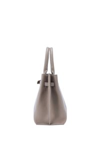Borsa tote in pelle color taupe mostrata di lato con doppi manici e superficie testurizzata su sfondo bianco.