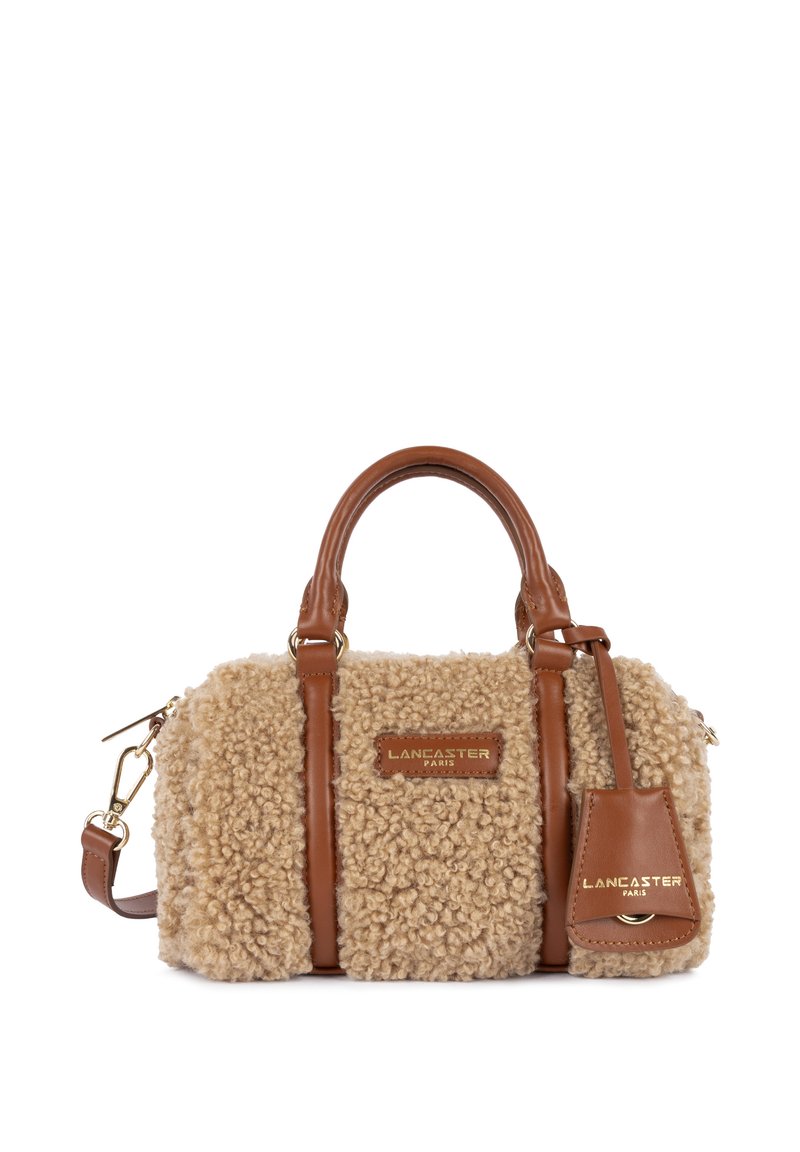 Beige neplederen handtas met bruine leren details, ronde handvatten aan de bovenkant, een afneembare schouderriem en een goudgeëmbosseerde logo-plaat.