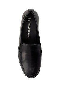 Scarpa slip-on in pelle nera con accenti elastici ai lati, texture liscia, punta tonda e etichetta del marchio visibile sulla soletta.