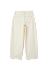 Pantalones estilo Capri en un color crema claro, hechos de mezclilla con corte recto, que cuentan con dos bolsillos traseros y detalles de costura en contraste.