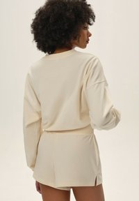 ESOTIQ BLOOVII JAX mleczny