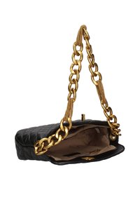 Borsa a tracolla nera trapuntata con catena dorata, caratterizzata da un esterno testurizzato e foderata in beige. L'apertura presenta dettagli in metallo dorato.