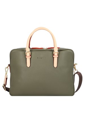 Sac à main en cuir vert avec un design structuré, poignées rose clair, matériel doré et sangle marron amovible. Comprend une fermeture éclair.