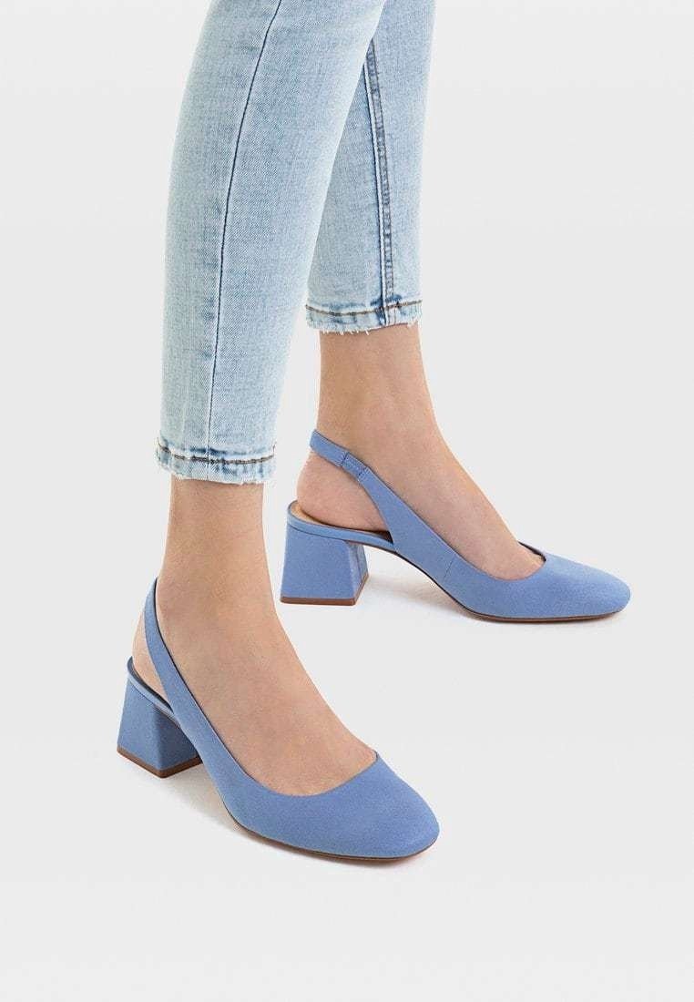 Escarpins slingback bleu clair avec un bout fermé et un talon carré en bloc. Confectionnés en matière suédée, avec une texture lisse.