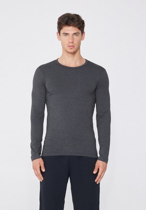 Camiseta de manga larga gris oscuro con cuello redondo y diseño ajustado. Tejido suave sin patrones o acentos visibles.