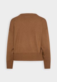 Bruine gebreide trui met een relaxte pasvorm, geribde zoom en manchetten, en een eenvoudige ronde halslijn; zachte textuur, met een effen kleur.