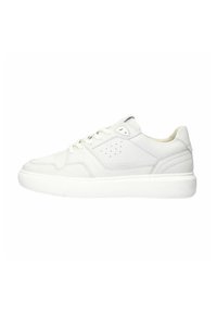 Witte leren sneakers hebben een gladde textuur, een ronde neus en subtiele perforatie-details aan de zijkant. Rubberen zool met een verhoogde rand.