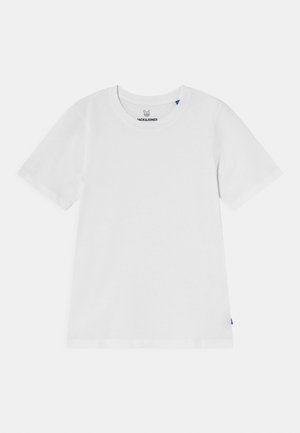 T-shirt en coton blanc à manches courtes, col rond, et une petite étiquette bleue sur le côté. Design simple, texture lisse.