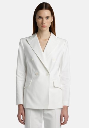 Hvid dobbeltbrystet blazer med reverse, to forlommer og knapdetaljer. Glat stof med en skræddersyet pasform.