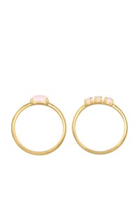 Sæt med to guld ringe; den ene har en glat pink sten, mens den anden har tre små pink sten monteret på en struktureret ring.
