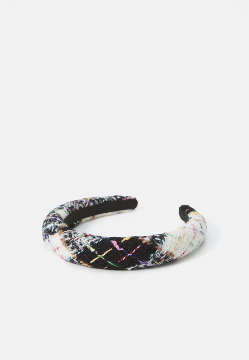 Faixa de cabeça em tecido trançado com um padrão multicolorido sobre uma base preta, com uma textura suave e formato arredondado para um uso confortável.
