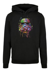 Svart hoodie med en färgglad grafik av en Stormtrooper-hjälm med stänk av blått, rosa, gult och grönt. Inkluderar en framficka.