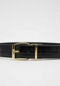 Cinturón de cuero negro con patrón de cocodrilo, con hebilla y herrajes dorados. Ajustable con ojales para un mejor ajuste. Nombre de la marca visible.