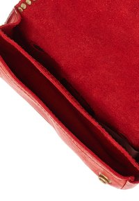 Interno della borsa a tracolla rossa in pelle con rivestimento in morbido suede, che presenta un ampio scomparto e una chiusura a scatto con accenti in metallo dorato.
