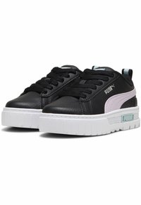 Sneakers in pelle nera con una finitura testurizzata, suola platform bianca e un accento rosa chiaro. Presentano lacci neri e un logo laterale.
