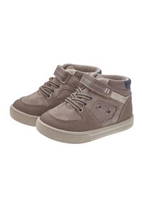 Baskets montantes marron en cuir avec une combinaison de matériaux texturés, fermeture à lacets et Velcro, avec des accents contrastants et une semelle en caoutchouc.