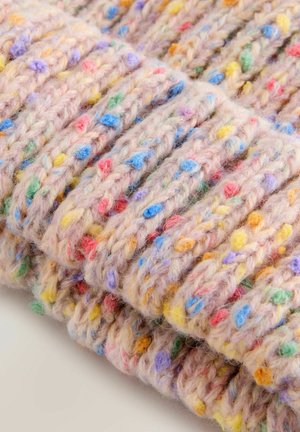 Strickschal aus weicher, pastellrosa Wolle mit bunten Sprenkeln (rot, blau, gelb, grün) in einem gerippten Muster.