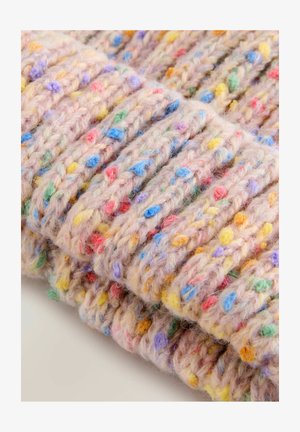 Écharpe tricotée en fil doux de couleur rose pastel avec des éclats colorés (rouge, bleu, jaune, vert) dans une texture côtelée.