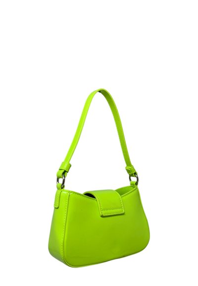 Borsa a mano in pelle verde e lucida, con una forma curva e una tracolla corta e regolabile. Presenta una chiusura a patta frontale e hardware minimale.