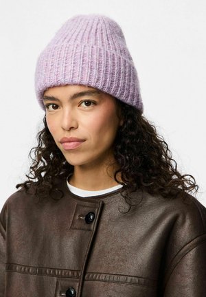 Gorro de punto lila claro con textura acanalada. Se lleva con una chaqueta de cuero marrón con botones negros y una camisa blanca debajo.