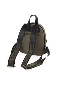 Mochila compacta en material verde oliva texturizado, con acentos de cuero negro, correas ajustables con el logotipo "LOIS JEANS" y un bolsillo trasero con cremallera.