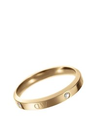 Bague en or avec une finition lisse et polie, ornée de deux petites pierres précieuses incrustées et d'un détail gravé "MD". Forme simple et arrondie.