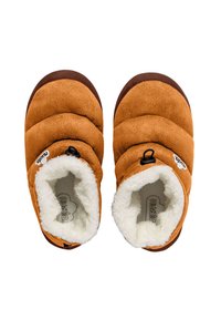 Zapatillas de ante marrón con un suave forro de felpa blanca y suela de goma marrón oscuro; presentan un diseño acolchado y un cierre ajustable con cordón.