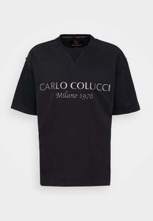 Zwart T-shirt met korte mouwen en ronde hals, met witte tekst "CARLO COLUCCI Milano 1978" gedrukt op de voorkant.