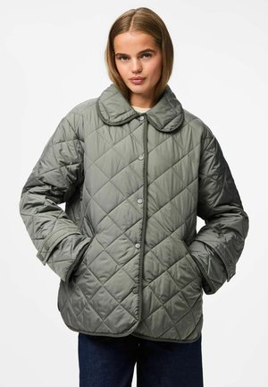 Gequiltede olijfgroene jas met grote ronde kraag, drukknoopsluiting en zijzakken. Heeft een ruitpatroon en een puffy textuur.