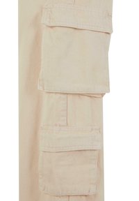 Beige cargo bukser har to store, knap-lukkede lommer på den øverste lår og et lige ben-design med en glat, holdbar tekstur.