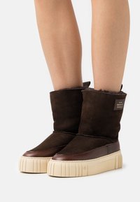GANT SNOWMONT - Platform ankle boots - dark brown