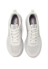 Zapatillas deportivas blancas con una parte superior de malla transpirable, cordones planos y una suela texturizada. Detalles sutiles en varios colores en el lateral.