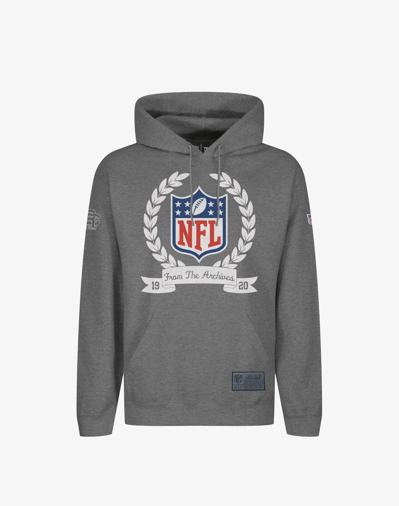 Grauer Kapuzenpullover mit NFL-Logo, das rote und blaue Elemente, ein Lorbeerdesign, eine Fronttasche und eine Etikettierung am Saum aufweist.