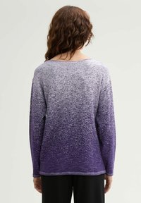 Lila Farbverlauf Langarmshirt mit strukturiertem Finish, breitem Halsausschnitt und geripptem Saum. Der Stoff wechselt von helllila zu dunkel-lila.