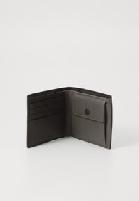 Portefeuille en cuir noir avec un intérieur gris, comportant plusieurs emplacements pour cartes et une poche à monnaie avec bouton. Conception compacte, texture lisse.