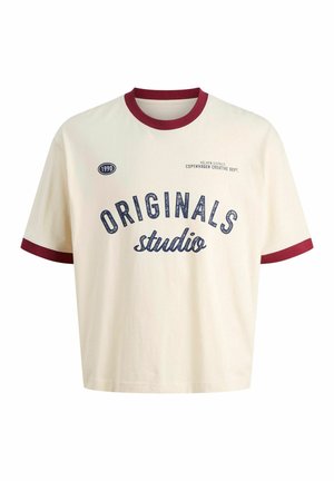 Krótkie rękawy, kremowa koszulka z maroonowym ściągaczem na szyi i mankietami. Posiada nadrukowany tekst "ORIGINALS studio" oraz okrągłe logo z "1990".