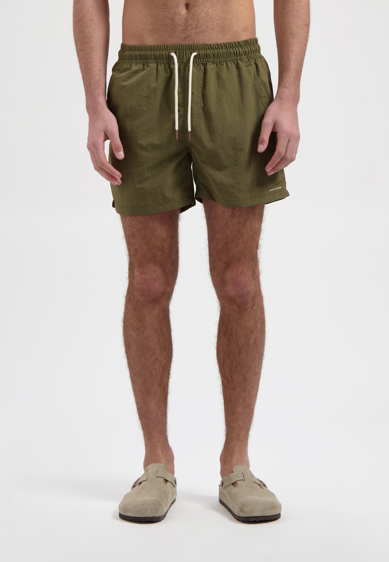 Olijfgroene zwemshorts gemaakt van lichtgewicht stof, met een elastische tailleband en een trekkoord. Inclusief zijzakken, tot boven de knie.
