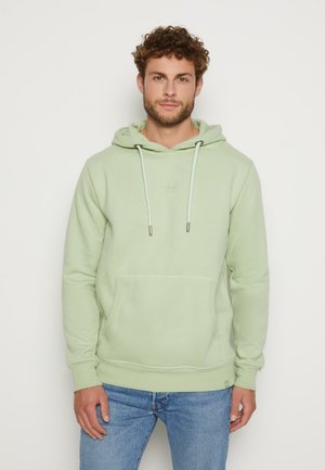 Lichtgroene hoodie met een kangoeroezak, verstelbare trekkoorden en geribde manchetten. Zacht materiaal met subtiel logo detail op de borst.