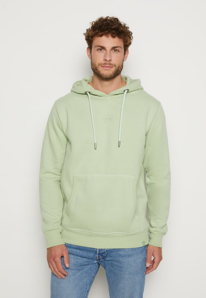 Lichtgroene hoodie met een kangoeroezak, verstelbare trekkoorden en geribde manchetten. Zacht materiaal met subtiel logo detail op de borst.