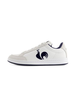 Baskets en cuir blanc avec des accents en suède gris, ornées d'un logo de coq bleu marine, de lacets ronds et d'une semelle en caoutchouc blanche.