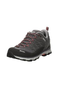 Herren-Wanderschuh mit grauem Obermaterial aus Stoff, roten Akzenten, strukturierten Seiten, Gummikappe und einer kontrastierenden schwarzen und grauen Sohle.