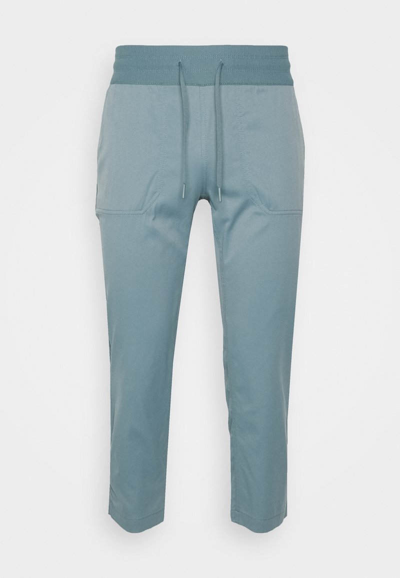 Ljust blå, trekvartsbyxor med elastisk midja, dragsko och två framfickor; jämnt, lätt tyg.