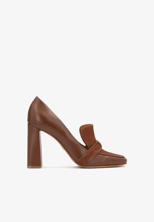 Rjava usnjena čevlja z visoko peto, s koničasto kapico, detajlom s kvadratnim trakom in debelo blok peto. Gladko teksturo in minimalističen dizajn.