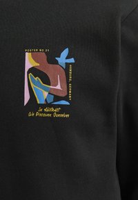Sudadera negra con un diseño gráfico colorido que presenta formas abstractas, el texto "Poster No 21" y "Hamburgo, Alemania" en amarillo.