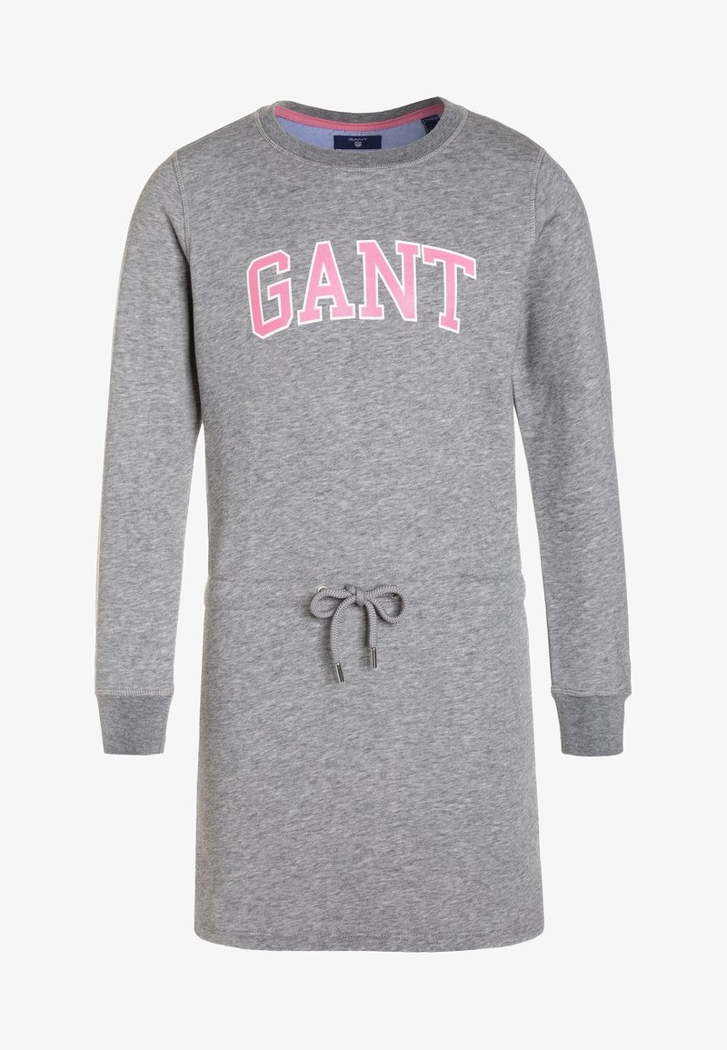 Šedé šaty ve stylu svetru s šňůrkou v pase, dlouhými rukávy, žebrovanými manžetami a logem "GANT" v růžové barvě na hrudi. Hladký vzhled.