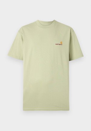 T-shirt en coton vert clair à manches courtes et col rond. Présente un petit logo orange et rouge sur la partie supérieure gauche de la poitrine.