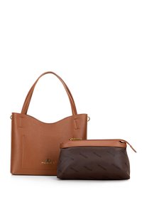 Bruine leren tote bag met reliëflogo, gebogen bovenkant en twee handvatten, vergezeld van een bijpassende bruine ritsportemonnee met logo patroon.